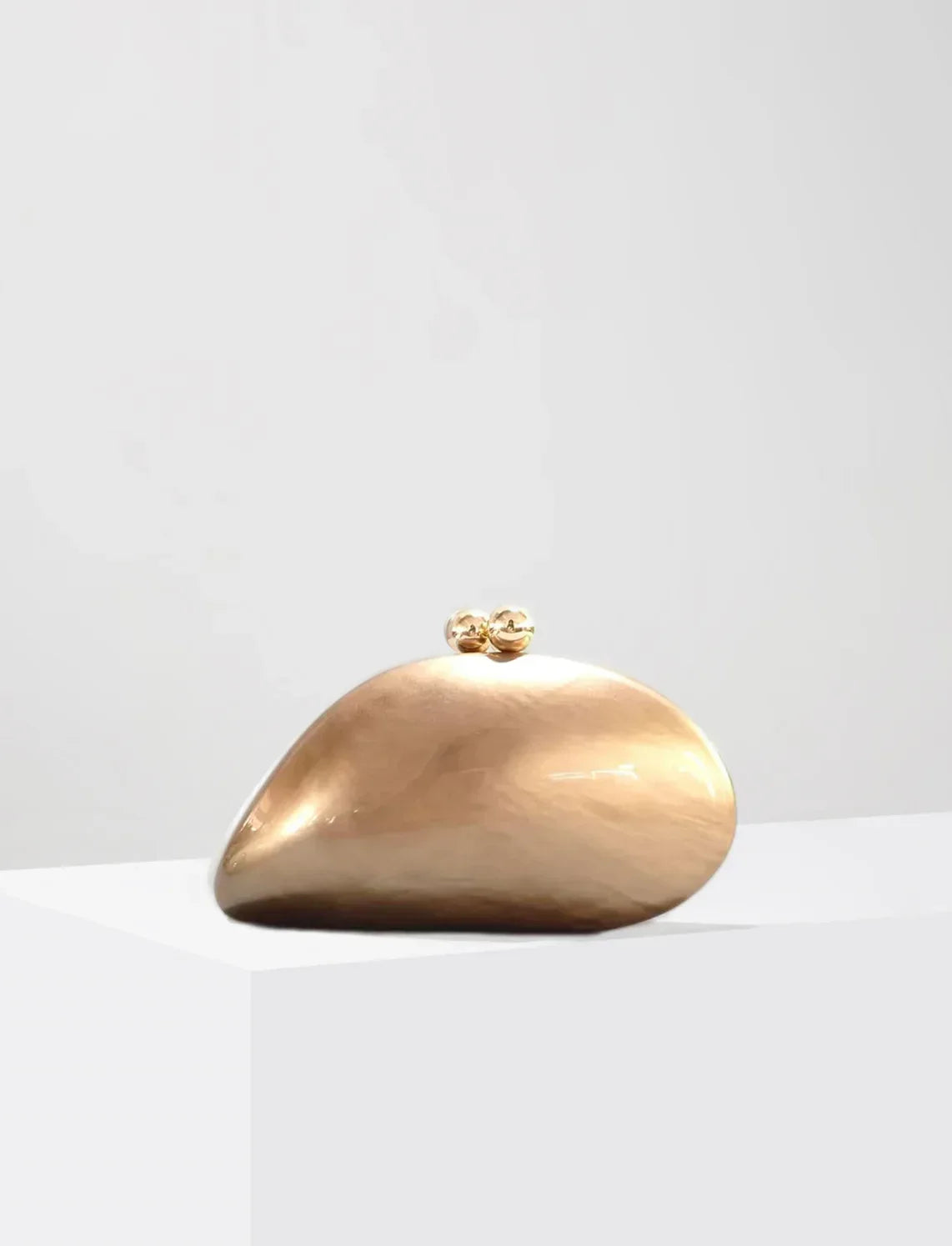 Clutch aus Acryl in Perlmutt-Muscheloptik Livia
