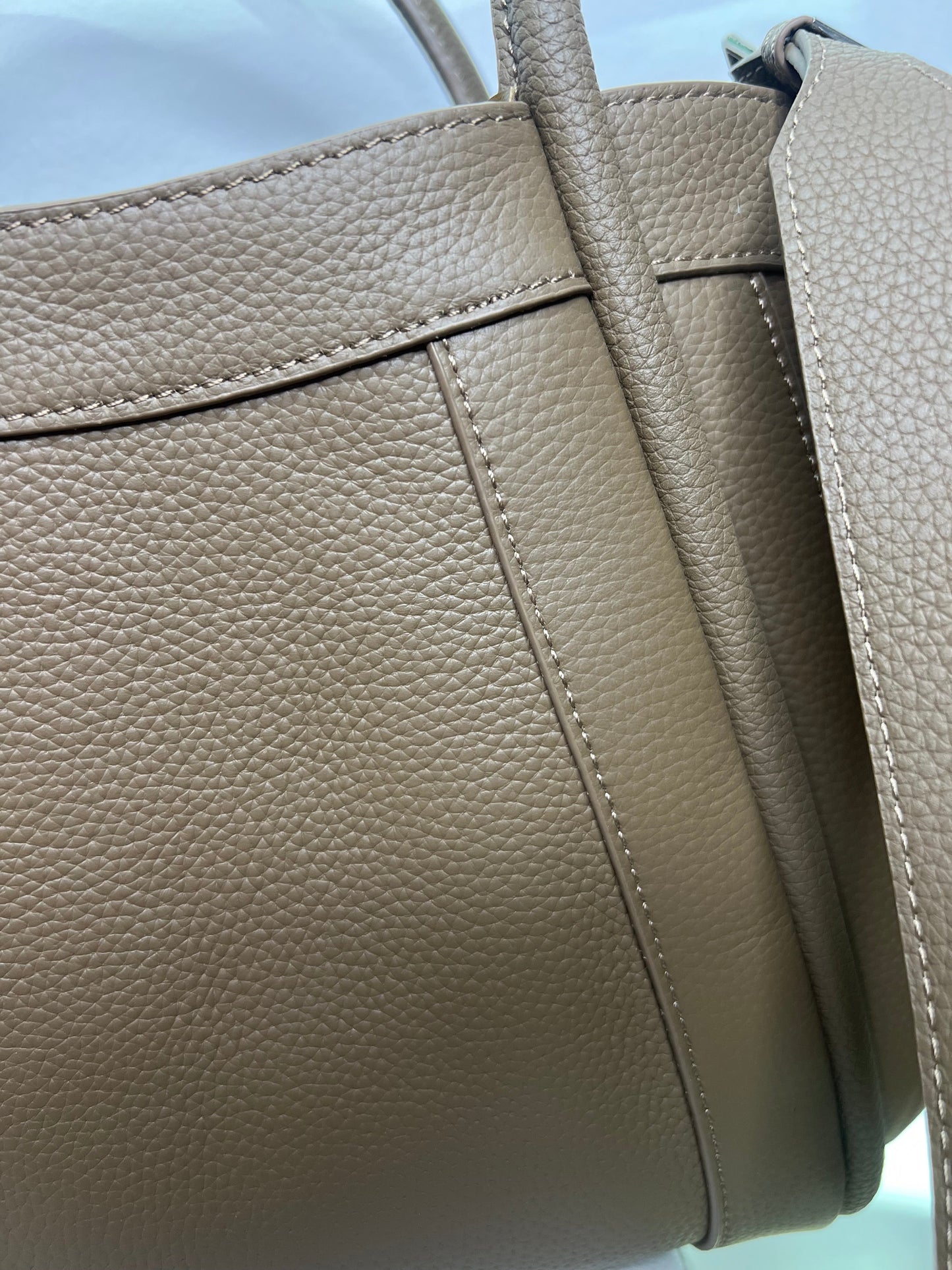 Mittelgroße Tasche Stella aus Echtleder