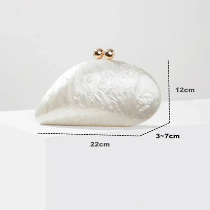 Clutch aus Acryl in Perlmutt-Muscheloptik Livia