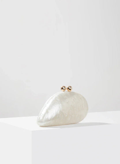 Clutch aus Acryl in Perlmutt-Muscheloptik Livia